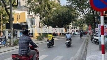Cực hiếm, nhà 2 tầng phố Đội Cấn, 10m ra mặt phố 58m2 giá chỉ 9.1 tỷ