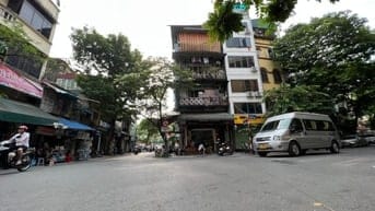 Mặt phố cổ Hàng Tre giá 21.9 tỷ, 22mx7 tầng, thang máy