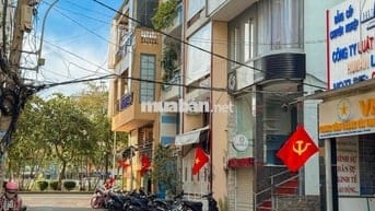 Mặt tiền Q1 (35m2) - hẻm oto 10m có phòng ngủ + WC riêng