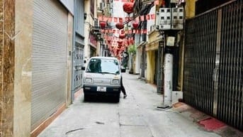 Cho thuê nhà Ngõ ôtô tránh, phố Nguyễn Khang, ngõ thông, KD tốt 