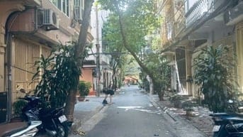 Nhà Khung 5,5 Tầng Ngõ 26 Nguyên Hồng Mặt Bằng 45m