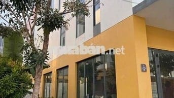 Nhà phố liền kề có sân vườn sổ đỏ chính chủ