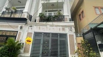 Bán nhanh căn nhà giá rẻ 9.5tỷ, 3 tầng và sân thượng,4 PN đường xe hơi
