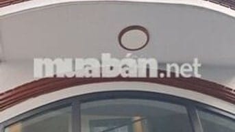 Nhà,cách mạng tháng tám.1 trệt,2 lầu,sân thượng.