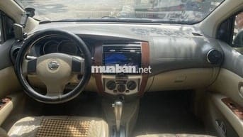 Xe gia đình đang đi