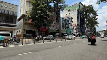 Bán nhà mặt tiền Trần Phú đoạn 2 chiều P8 Quận 5, DT 6x19m, thực tế 14