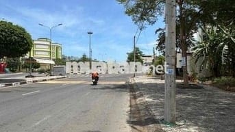 Cần tiền bán gấp 200m2 mặt tiền Đại lộ giá chỉ 4,2 tỷ. ***