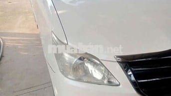 Toyota Innova 2015 số sàn 8 chỗ màu trắng