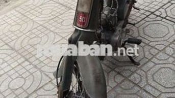 Xe máy êm mạnh mẽ đang đi bt