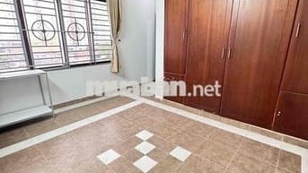 phòng ban công cửa sổ tiện nghi ngay cao lỗ Q8