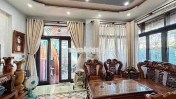 bán nhà 2 mặt tiền đường lớn không dãy phân cách