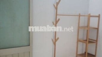 Phòng trọ giá mềm có sẵn giá phơi đồ và kệ tủ