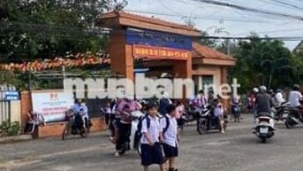 BỂ NỢ bán gấp căn nhà ngay TRƯỜNG HỌC DT 710m2 Chỉ 650tr Công Chứng