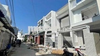 bán nhà 1lầu 1trệt sổ riêng dt 100m2(5x20) 3p ngủ, sân xe hơi 7 chỗ.