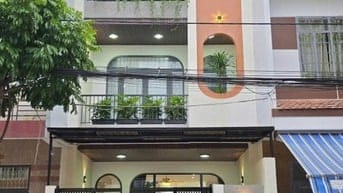 THANH LÍ PHÁT MÁI NHÀ 1 TRỆT , 1 LẦU - SHR - GẦN CHỢ BÌNH CHÁNH .