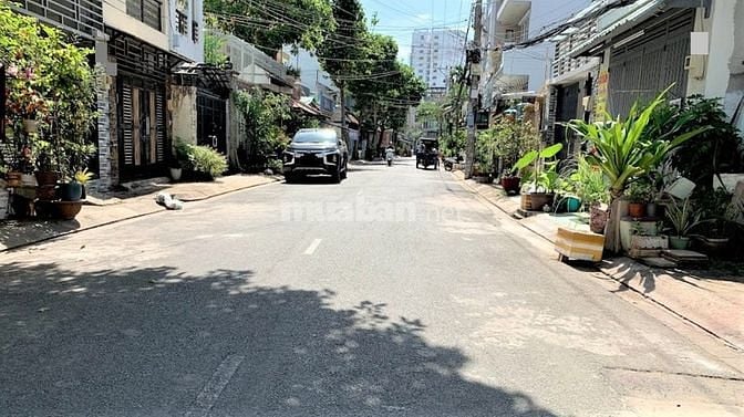 Nhà mặt tiền Dân Chủ 8.2x21m nở hậu 8.3m vị trí rất đẹp, giá 20.5 tỷ