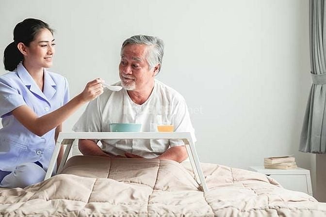Gia đình cần 1 người giữ em bé 1 người giúp việc nhà 1 người chăm bà