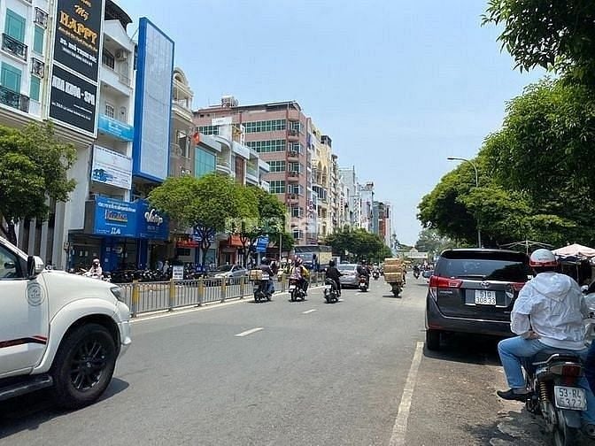 Bán nhà 740/9C Sư Vạn Hạnh hẻm 7m thông . DT: 4 x 18m,3 lầu, 7PN, 7WC.
