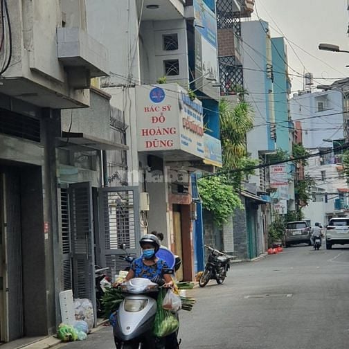  Bán nhà MT Hai Bà Trưng, P. Tân Định, Q1. DT: 4,2mx17,6m, HĐT 80tr. 