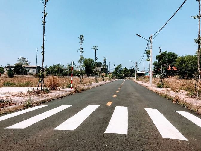 Nền cách quốc lộ đúng 200m, sổ riêng, full thổ cư