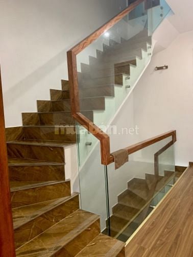 Nhà liền kề , đường trước nhà 2 oto tránh nhau, có công viên âm nhạc.