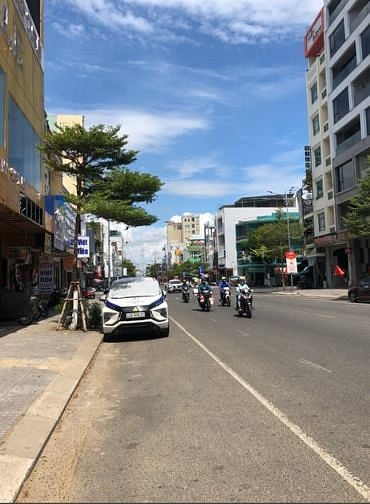 Cho thuê nhà mặt tiền Lê Duẩn ngang 12.7m