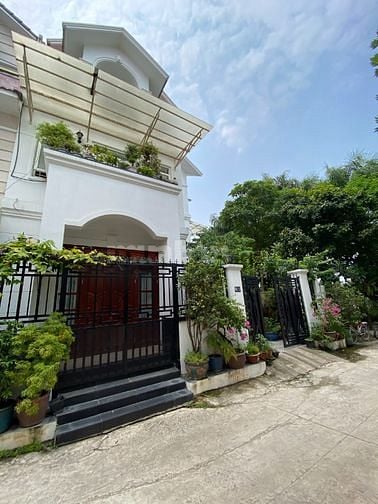 Biệt thự sân vườn ngang 10 x 12, đường trước mặt nhà 7m, khu văn minh