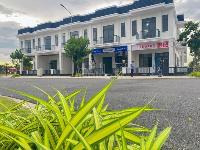 Nhà phố liền kề mặt tiền lộ nhựa chín chũ bán gấp
