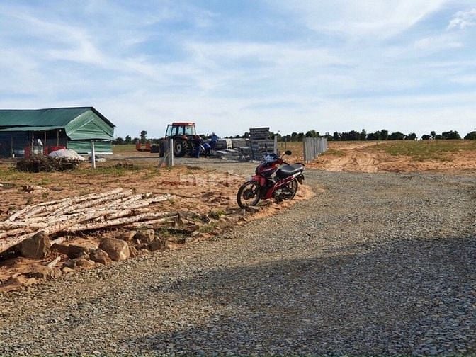 Chủ ngộp bán gấp 2700m2 đất, đường sỏi gần tới đất, cách LH 100m