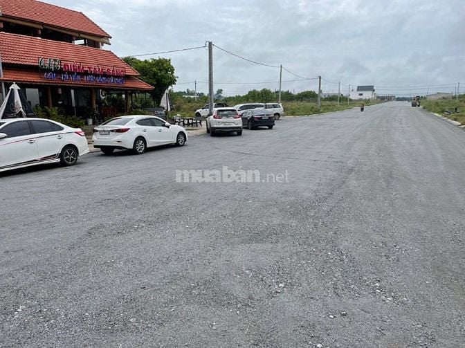 Bán lô đất 2 mặt tiền xây dựng kinh doanh được.