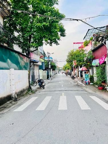 Bán nhà cấp 4 tặng 90m đất, mặt phố Nguyễn Văn Hưởng, ở và kinh doanh