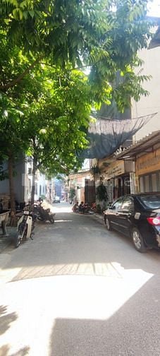Bán nhà mặt phố Nguyễn Văn Cừ, sổ đỏ 63m2, kinh doanh tốt, 19.2 tỷ
