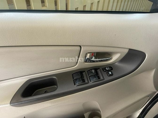 Bán xe INNOVA 2014 màu vàng cát 8 chỗ ngồi, số tay. 