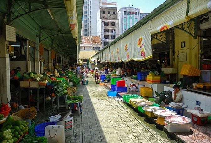 Sang sạp rau củ quả chợ quận 1
