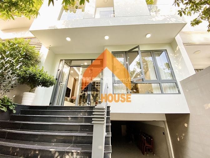 VILLA HIỆN ĐẠI Q2 FULL NỘI THẬT CHÂU ÂU 4PN GIÁ RẺ