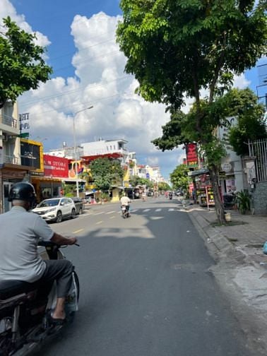 MTKD sầm uất 299 Nguyễn Sơn 4x20m cấp 4 gác lửng KD tự do