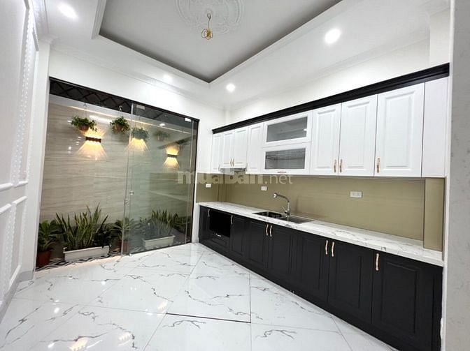  Phố Hoàng Hoa Thám giá 10.9 tỷ, 55mx5 tầng, NT cao cấp, Oto vào