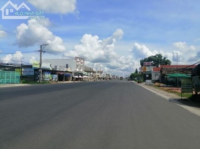 Đất 2 mặt tiền đường 30m ngay cổng chính khu công nghiệp