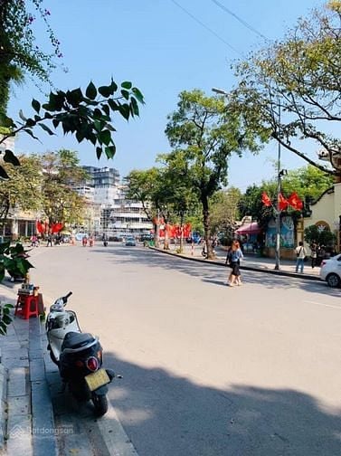 cần bán nhà mặt phố đường Lê Thái Tổ (mặt đối diện Hồ Gươm) 