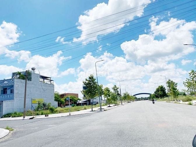 SANG LÔ ĐẤT NHÀ PHỐ 80m2 TRONG KDC TÊN LỬA 2, ĐƯỜNG RỘNG, SỔ RIÊNG