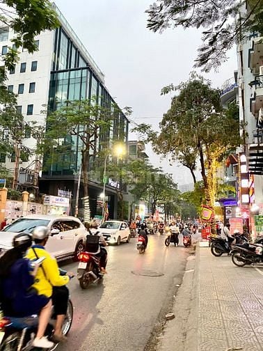 Nhà mặt phố 80m2 Chùa Láng, Q. Đống Đa. 2 mặt tiền cạnh bệnh viện Nhi.