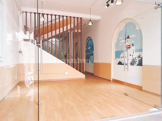 Cho thuê nhà 2 tầng đường Núi Thành, bề ngang 6m - có sân rộng