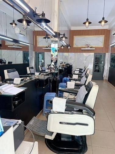 Hớt tóc Quốc Tế. Cần Tuyển 1 thợ nữ ráy tai, gội đầu