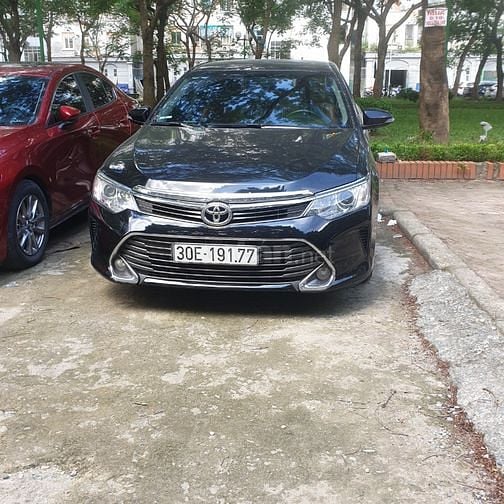 Bán xe Camry 2.5Q:  Màu đen, đời 2016, còn mới