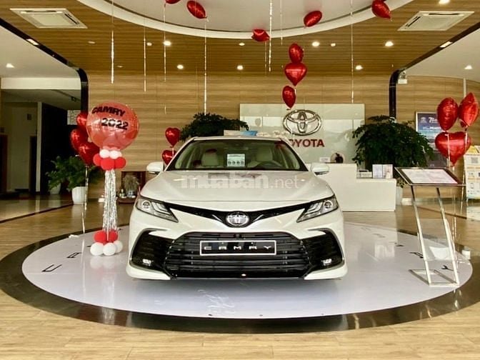 Toyota Camry 2023 nhập Thái giảm sâu 