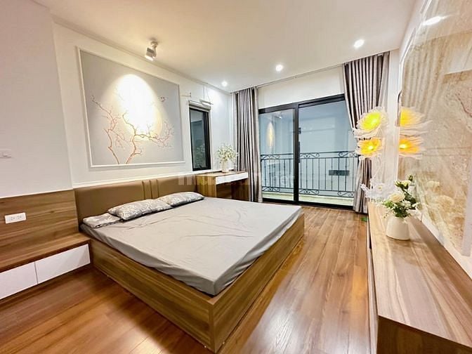 Bán gấp nhà phố Nguyễn Văn Cừ , 35m2, 5 tầng, giá 3.2 tỷ, cách MP 10m