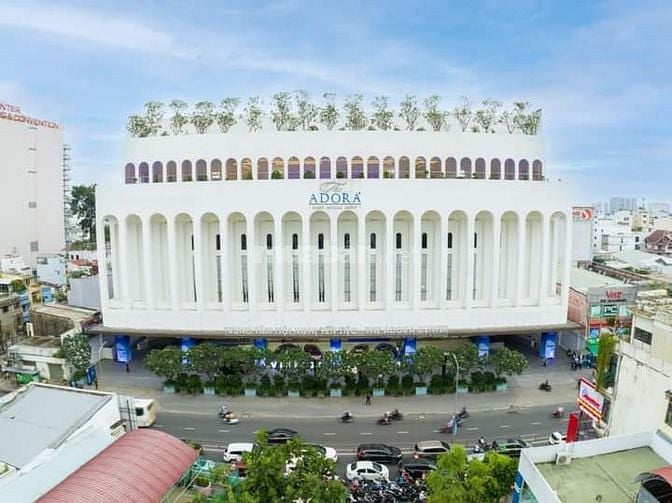 Mặt tiền Hoàng Văn Thụ -đối diện nhà hàng Adora: 4x20 nhà 3 lầu mới