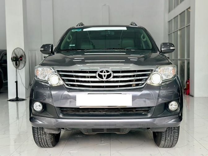 Toyota Fortuner máy xăng, số tự động, 1 cầu, màu ghi xám, bstp