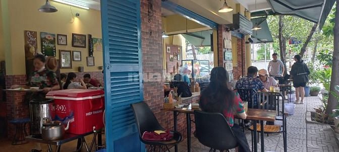 Tuyển nữ phụ quán cơm biết nấu ăn.