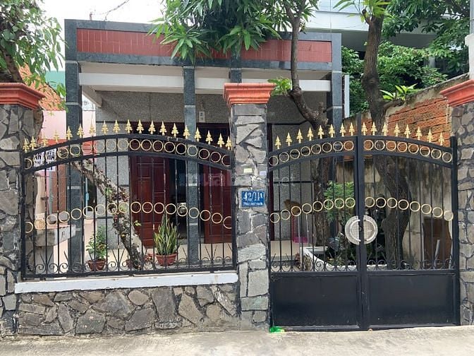 Nhà cấp 4, hẻm bê tông 4m. Sổ hồng chính chủ, khu dân cư an ninh. 